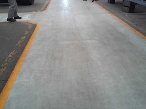 車間環(huán)氧地坪地面的輪胎印如何用拖地機清除?